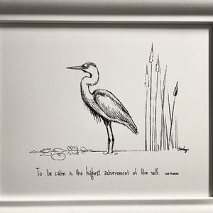 K&ouml;nnte beinhalten: Schwarz-wei&szlig;-Zeichnung eines Reihers, der in einem Sumpf mit Schilf steht. Unter dem Bild steht der Spruch "Ruhe zu sein ist die h&ouml;chste Errungenschaft des Selbst." - Laozi.