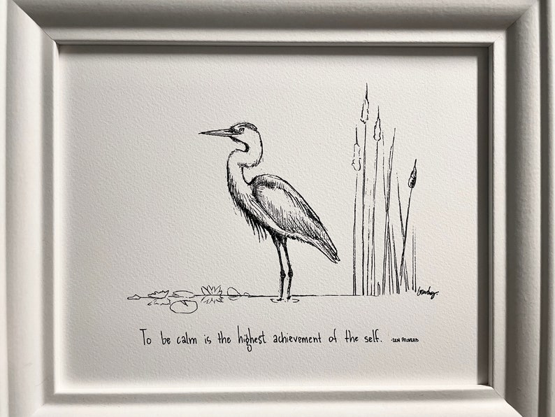 K&ouml;nnte beinhalten: Schwarz-wei&szlig;-Zeichnung eines Reihers, der in einem Sumpf mit Schilf steht. Unter dem Bild steht der Spruch "Ruhe zu sein ist die h&ouml;chste Errungenschaft des Selbst." - Laozi.