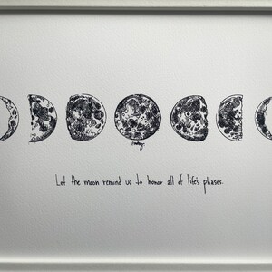 Lune « Que la lune nous rappelle d'honorer toutes les phases de la vie » Impression sur papier d'art de qualité archive 8 x 10, noir et blanc avec texture légère