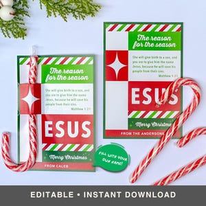 以下が含まれることがあります： 赤、白、緑のデザインのクリスマスカードで、「季節の理由」と「ESUS」の文字が入っています。キャンディケインがカードの周りに配置されています。カードには「メリークリスマス」と聖書の詩が含まれています。