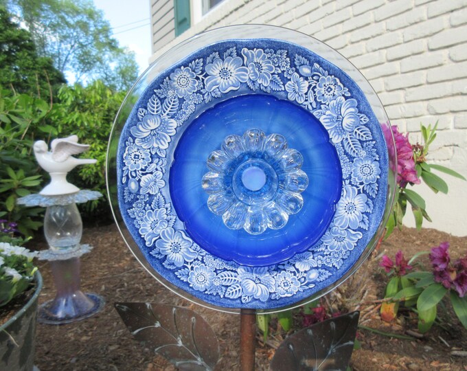 Glass Garden Art, Plate Flowers, Yard Art, Outdoor Decor, Garden