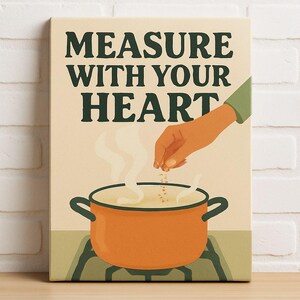 Könnte beinhalten: Leinwanddruck mit einer Kochszene. Ein orangefarbener Topf steht auf einem grünen Herd, aus dem Dampf aufsteigt. Eine Hand streut Gewürze in den Topf. Der Text "MEASURE WITH YOUR HEART" steht oben.