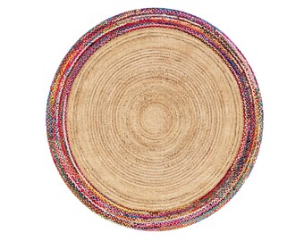 Op de afbeelding: Rond jute vloerkleed met een natuurlijk beige midden en een kleurrijke gevlochten rand. De rand heeft een mix van rode, roze, blauwe en gele draden. Geschikt voor gebruik binnenshuis.