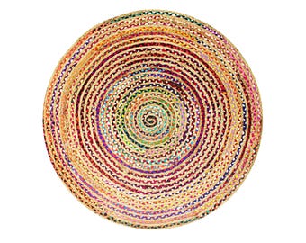 Op de afbeelding: Een ronde jute vloerkleed met een spiraalvormig ontwerp. Het vloerkleed heeft concentrische cirkels van natuurlijk beige, rood, oranje, geel, groen, blauw en paars. Geschikt voor gebruik binnenshuis.