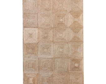 Puede incluir: Una alfombra rectangular de yute tejido con un patrón geométrico de cuadrados. La alfombra presenta un color marrón claro natural y una superficie texturizada. El diseño consiste en múltiples cuadrados dentro de cuadrados, creando una textura visualmente atractiva.
