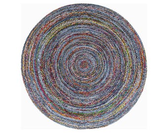 Op de afbeelding: Een ronde vloerkleed met een spiraalvormig patroon. Het kleed is voornamelijk blauw met accenten van rood, geel, groen en paars. Gemaakt van geweven stof, heeft het een getextureerd uiterlijk. Geschikt voor binnenshuis, de diameter is ongeveer 150 cm.