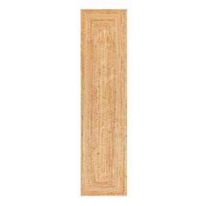 Puede incluir: Una alfombra rectangular de yute en color marrón claro natural. La alfombra tiene una textura tejida y un borde rectangular. Adecuada para pasillos o entradas, con unos 200 cm de largo.