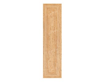Puede incluir: Una alfombra rectangular de yute en color marrón claro natural. La alfombra tiene una textura tejida y un borde rectangular. Adecuada para pasillos o entradas, con unos 200 cm de largo.