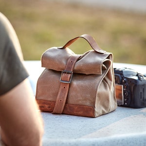 Lunchtas van gewaxt canvas. Waterdichte lunchbox met leren handvat/riem. Gepersonaliseerd cadeau. Tas voor dames en heren