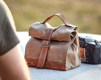 Waxed canvas lunch bag. Waterproof lunch box with leather handle / strap. Personalized gift. Bag for women men