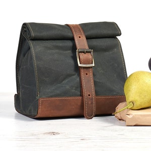 Sac à lunch vert foncé. Boîte à lunch. Sac à lunch pour l'école. Sac à lunch en toile cirée et en cuir avec longue bandoulière. Cadeau personnalisé. Retour à l'école