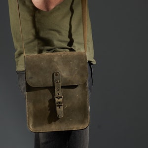 Men's leather crossbody bag for tablet / iPad. Olive "crazy horse" leather. Personalized gift for him. Olive green leather shoulder bag