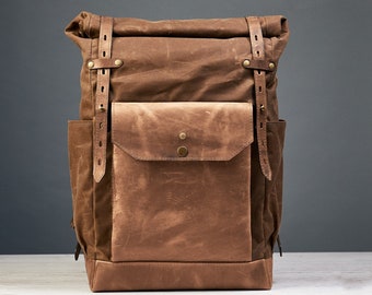 Gewachste Canvas Rucksack für Laptop. Braunes Canvas und cognacFarbenes Leder. Individualisierbarer Leder Canvas RollTop Rucksack. Kostenlose Personalisierung.