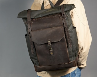 Reiserucksack aus gewachstem Canvas. Wasserdichter Laptop Rucksack mit Ledertaschen. Individueller Pendlerrucksack für alle. Handgefertigt in unserem Atelier