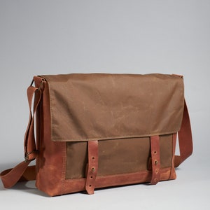 Sac besace en toile cirée pour homme. Sac pour ordinateur portable en toile avec fermeture éclair et en cuir. Sac à bandoulière personnalisé pour les trajets quotidiens. Porte-documents étanche pour les voyages.