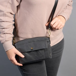 Sac à bandoulière en toile cirée pour femme. Sac à main gris imperméable avec bracelet en cuir noir. Cadeau personnalisé pour elle. Sac à bandoulière zippé.