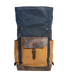 Rucksack aus gewachstem Canvas. Personalisierbarer marineblauer und gelber Canvas, brauner Lederrucksack. Pendler-Laptop-Rucksack mit Rollverschluss. Bild 6