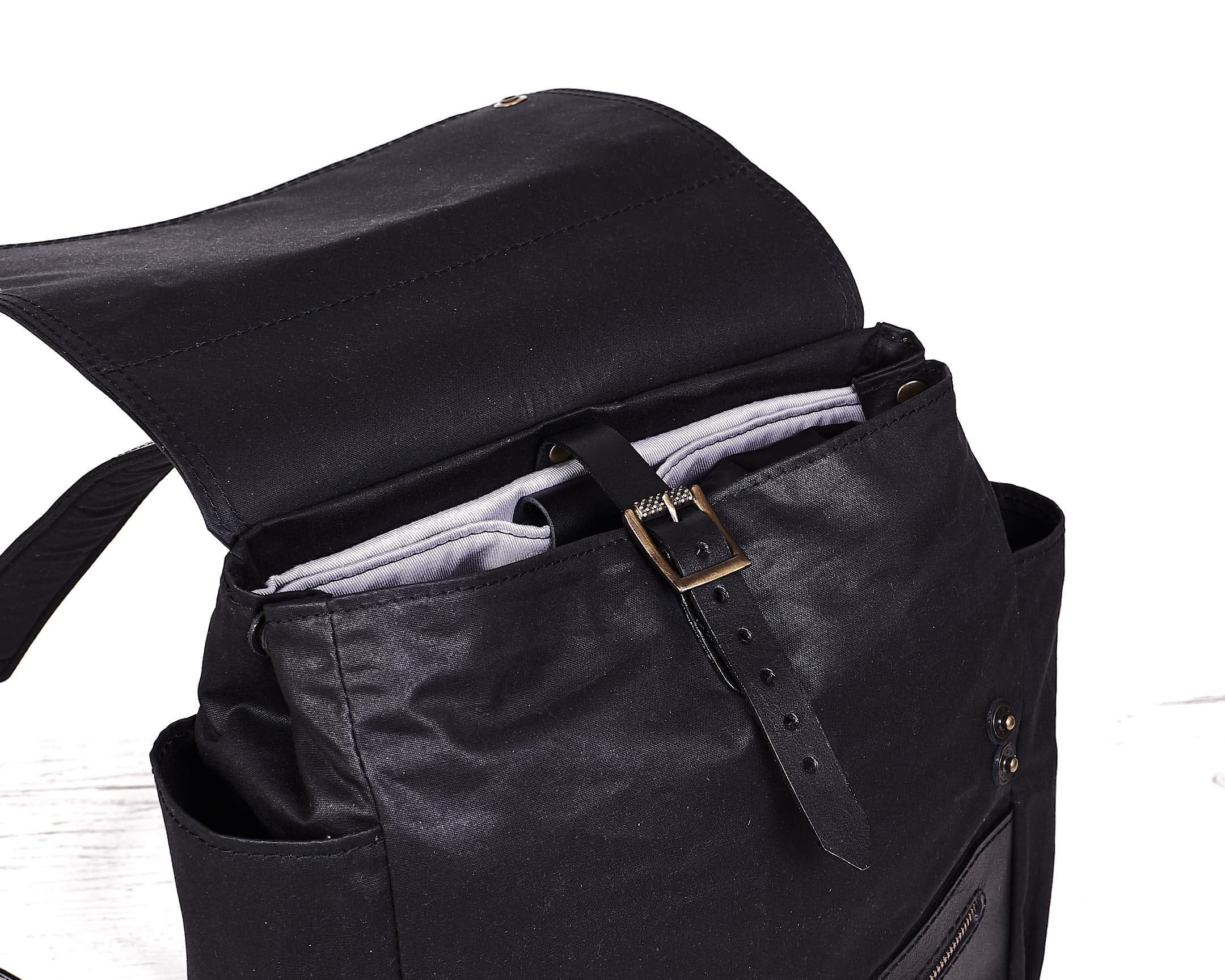 ワックスキャンバス地にレザーフラップ付きバックパック｜ノート