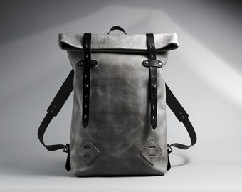 Grauer Leder Roll Top Rucksack. Minimalistischer schwarz-grauer Rucksack für jeden Tag. Laptop-Rucksack aus Leder. Ein täglicher handgefertigter Lederrucksack.