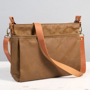 Sac à bandoulière en toile cirée marron clair. Sac étanche zippé. Cadeau personnalisé pour elle. Grand sac à main en toile avec poche zippée et bandoulière en cuir