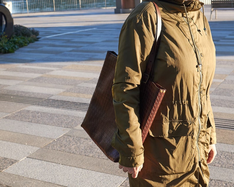 Leather tote bag in light brown cognac.