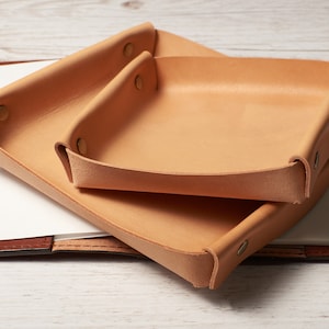 valet de chambre en cuir. Plateau fourre-tout personnalisé. Organiseur de bureau. Idée cadeau d'anniversaire pour mari. Plateau de rangement personnalisé pour hommes.
