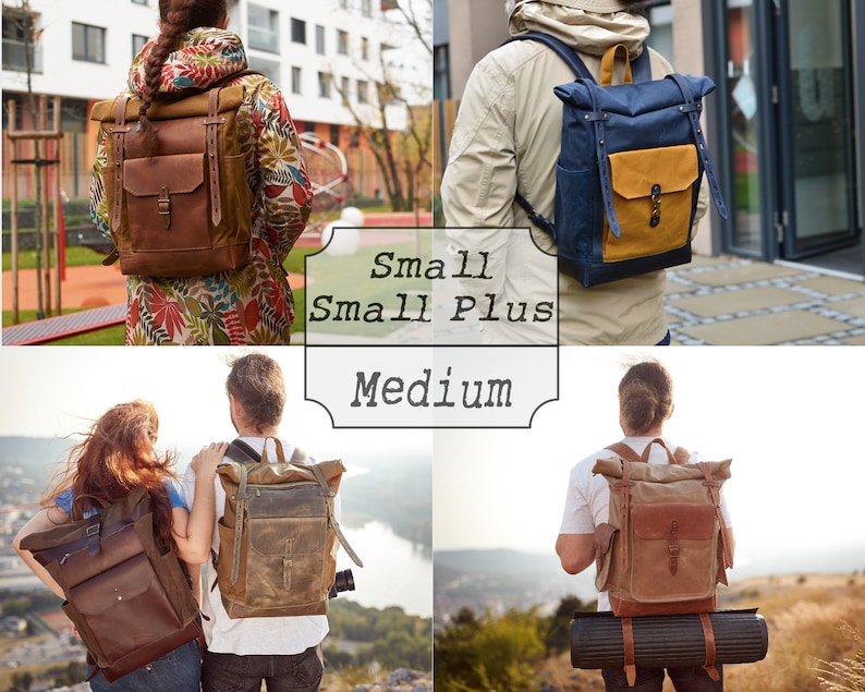 Op de afbeelding: Vier verschillende maten bruine leren roll-top rugzakken. De rugzakken worden gedragen door mensen in verschillende omgevingen. De tekst "Small", "Small Plus" en "Medium" is zichtbaar in de afbeelding.