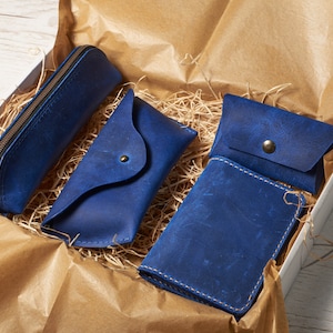 Set di accessori in pelle personalizzati. Set regalo in pelle con custodia per occhiali da sole, porta pass, porta carte, astuccio per matite. Regalo di anniversario personalizzato