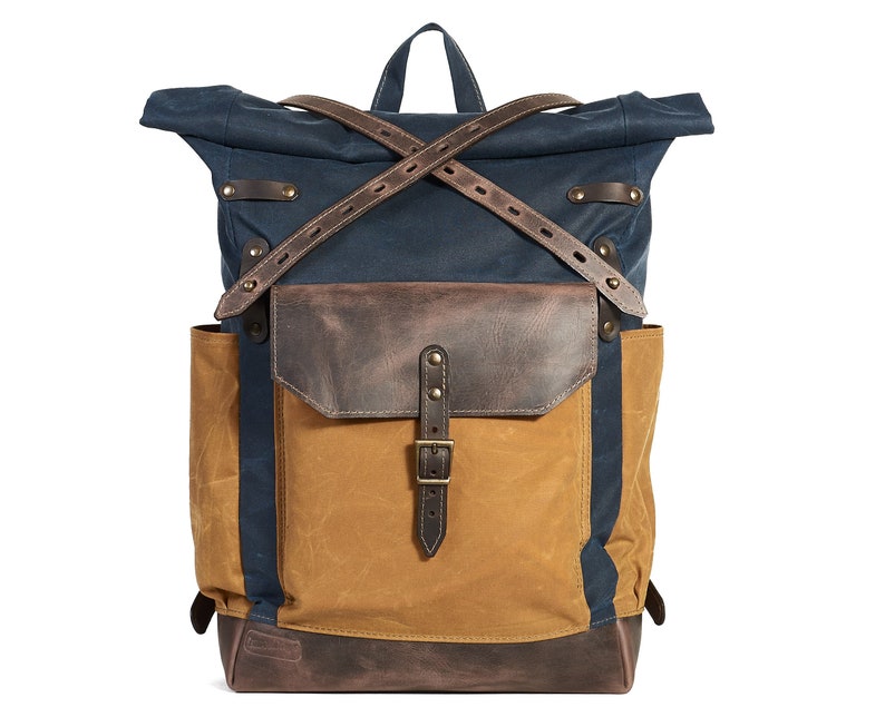 Rucksack aus gewachstem Canvas. Personalisierbarer marineblauer und gelber Canvas, brauner Lederrucksack. Pendler-Laptop-Rucksack mit Rollverschluss. Bild 3