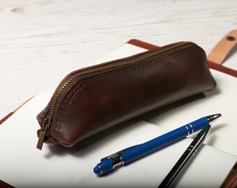 ジッパー付きの革製ペンケース。アーティストに最適な革製ペンケース