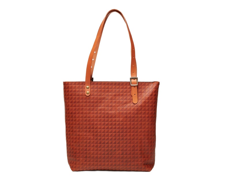 Leather tote bag in light brown cognac.