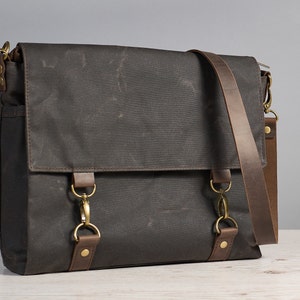 Bolso bandolera de lona encerada gris oscuro. Bolso bandolera de lona y piel resistente al agua con cremallera para portátil. Bolso bandolera personalizado para ir al trabajo.