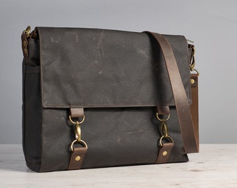 Donkergrijze gewaxte canvas messengertas. Waterbestendige crossbodytas van canvas en leer met ritssluiting voor laptop. Gepersonaliseerde schoudertas voor woon-werkverkeer.