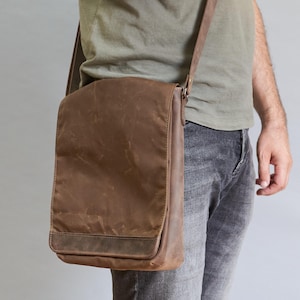 Sac messager pour tablette en toile cirée marron. Petit sac à bandoulière pour homme avec bandoulière en cuir. Sac vertical résistant à l'eau en toile et en cuir