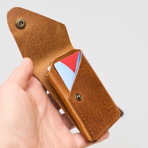 Leren portemonnee met voorvak. Minimalistische slanke kaarthouder. Gepersonaliseerde portemonnee van volnerfleer. Handgemaakte herenportemonnee met klep.