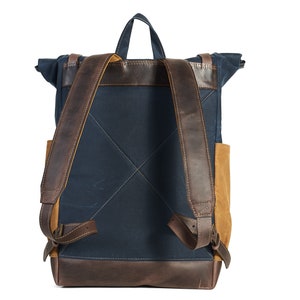 Rucksack aus gewachstem Canvas. Personalisierbarer marineblauer und gelber Canvas, brauner Lederrucksack. Pendler-Laptop-Rucksack mit Rollverschluss. Bild 5