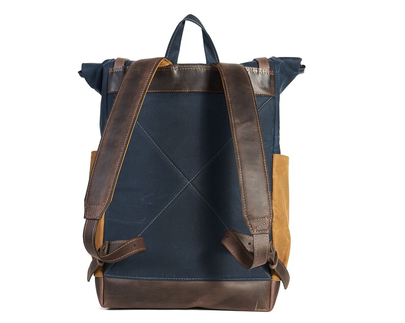 Rucksack aus gewachstem Canvas. Personalisierbarer marineblauer und gelber Canvas, brauner Lederrucksack. Pendler-Laptop-Rucksack mit Rollverschluss. Bild 5