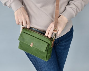 Small waxed canvas crossbody bag. Green canvas purse with removable leather strap. Personalized gift for her. Every day shoulder bag.