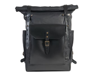 Schwarzer gewachster Canvas-Lederrucksack mit Volumen-Vortasche. Wasserdichter Schulrucksack. Gepolstertes Laptopfach. Maßgeschneiderter Rucksack