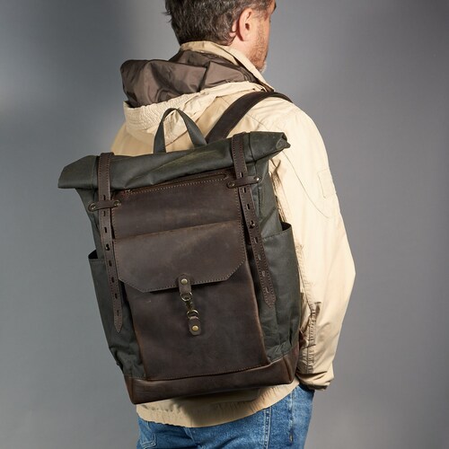 Sac à dos de voyage en toile cirée. Sac à dos imperméable pour ordinateur portable avec poches en cuir. Sac à dos personnalisé pour tous. Fait main dans notre atelier