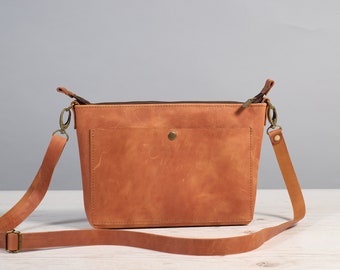 Kleine leren crossbodytas met ritssluiting. Handgemaakte leren portemonnee met zak. Gepersonaliseerd jubileumcadeau voor haar.