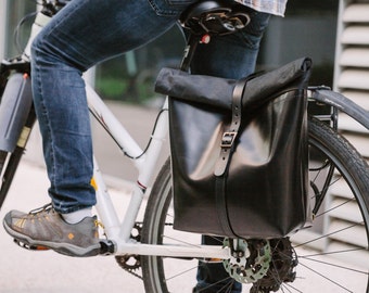 Leder Pannier Tasche. Schwarzes Leder und gewachste Canvas Tasche. Fahrradtasche/ Rucksack. RollTop Rucksack. Fahrradtasche.