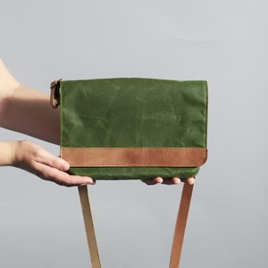 Sac à bandoulière en toile cirée verte. Porte-monnaie en toile et cuir. Cadeau personnalisé pour elle. Sac à bandoulière minimaliste. Sac fait main de couleur personnalisée.