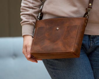 Petit sac à bandoulière en cuir avec fermeture à glissière. Porte-monnaie en cuir fait main avec poche. Cadeau d'anniversaire personnalisé pour elle.