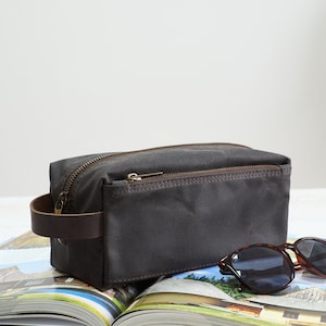 Trousse de toilette de voyage en toile cirée. Sac de rasage étanche. Cadeau personnalisé pour garçon d'honneur, père, mari. Kit dopp fait main sur mesure.