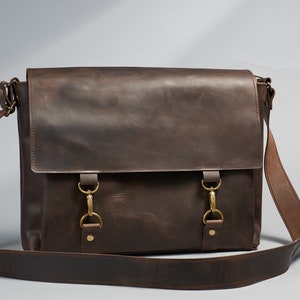 Sac besace en cuir marron pour homme. Sac à bandoulière zippé fait main pour ordinateur portable. Sac à bandoulière personnalisé. Sacoche en cuir pour homme.