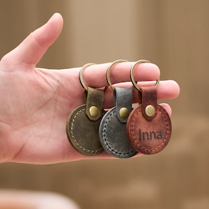 Porte-clés ronds en cuir avec gravure. Porte-clés monogrammé. Porte-clés en cuir personnalisé. Cadeau en cuir fait main pour le 3e anniversaire. Plusieurs couleurs