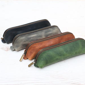 Leren etui. Driehoekig etui. Grijze, zwarte pennenhouder met rits. Handgemaakt cadeau met monogram. Kunstopslag. Gepersonaliseerde pennenzak