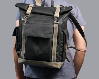 Schwarzer Pendler-Rucksack aus gewachstem Canvas und Leder. Wasserdichter Rolltop-Rucksack für Arbeit und Reisen. Einzigartiger handgefertigter Laptop Rucksack.