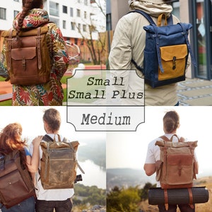 Rucksack aus gewachstem Canvas. Personalisierbarer marineblauer und gelber Canvas, brauner Lederrucksack. Pendler-Laptop-Rucksack mit Rollverschluss. Bild 7